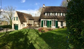 maison vue du jardin en hiver