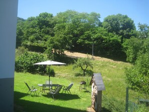 Votre coin de jardin avec son salon et barbecue