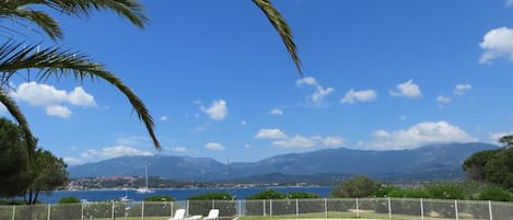 Profitez de la magnifique vue sur le golfe de Porto-Vecchio depuis la piscine !