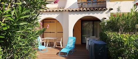 Terrasse au rez-de-chaussée et à l'étage. Accès à la piscine et à la plage