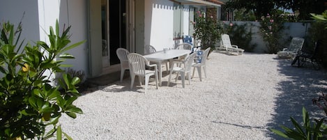 arrière de la maison, donnant sur une pinède, avec vue sur la chaîne des Albères