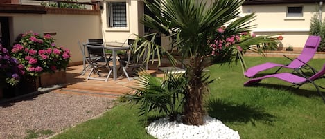 Une terrasse avec plancha et bains de soleil