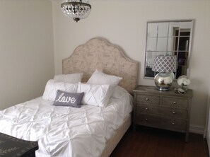 2nd bedroom with queen bed