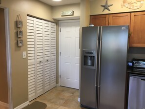 Entrance Door
W/D & A/C Closet
Large Stainless Steel Refrigerator