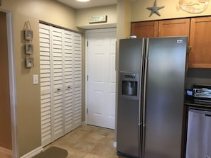 Entrance Door
W/D & A/C Closet
Large Stainless Steel Refrigerator