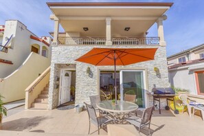 35th Street view of the entire ocean view duplex. This listing information only pertains to the downstairs 3 bd/2 ba unit. The larger upper unit can also be rented when available. See separate listing.
                