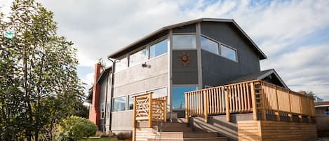 Entrance from the driveway-deck