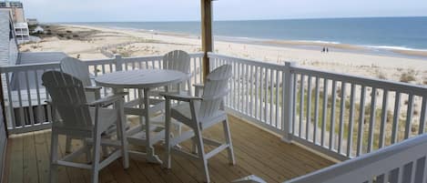 Extra large covered deck overlooking the ocean!