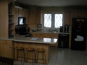 Fully equipped kitchen with breakfast bar