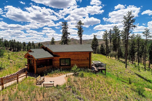 Bear Den 1 Bedroom Cabin offering the ultimate Colorado getaway surrounded by expansive mountain views.