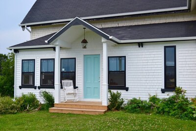 Newly Renovated, Spacious Oceanfront Farmhouse 