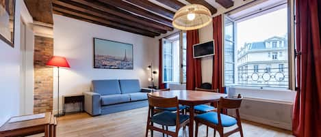 Apt. COSY1 - Latin Quarter - Paris - Dining 
& living area