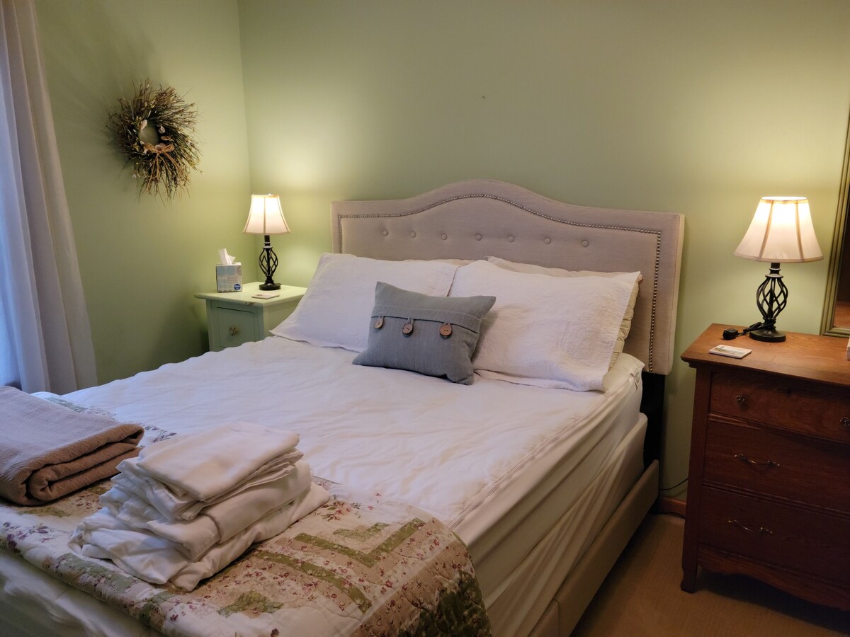 TLC By the Lake-Cozy, wooded cottage 4 miles N of SoHa 3BR 2B w/open loft area