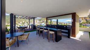 Bar area and more tables for lunch by the pool