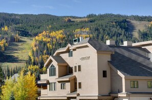 Open ski run views from this condo and all south-facing units in Gateway Lodge.