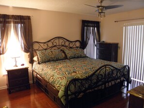 King Master Bedroom ensuite w/ flat screen tv