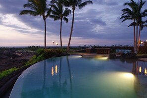 LARGE HEATED INFINITY-EDGE POOL WITH TIKIS