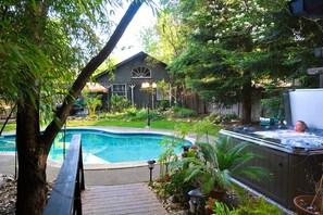 Newly Painted Cottage AND new Sundance Hot Tub!