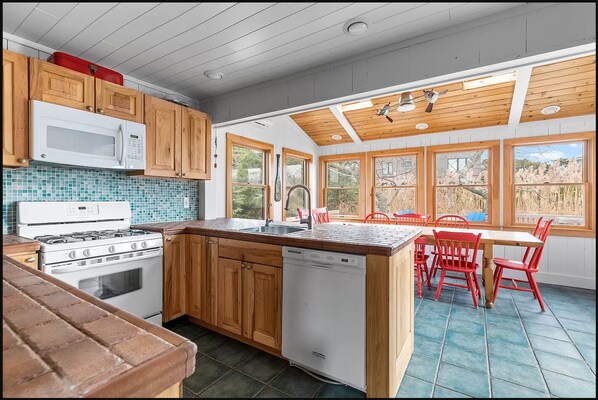 KITCHEN+DINING VIEW 1