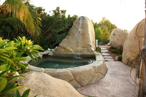 Large spa+small pool=spool
waterfall, jets and view!