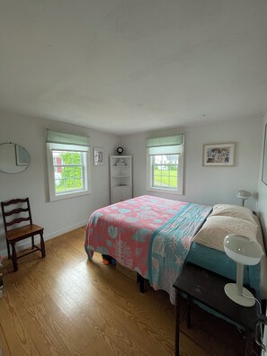 Master bedroom, queen bed