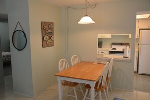 Kitchen/Dining (extra chairs available just not shown in picture)