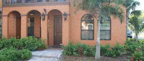 This is the front entryway with a Lanai!!
Handicap access ramp too