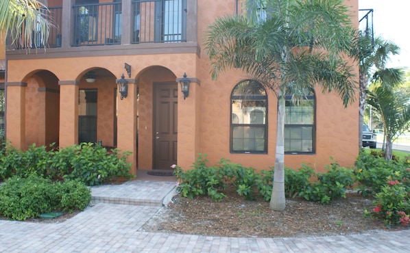 This is the front entryway with a Lanai!!
Handicap access ramp too