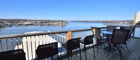 Amazing views of the main channel! Just sit there and watch the boats  go by!