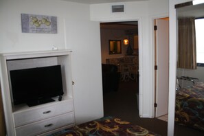Master Bedroom/ 32"TV