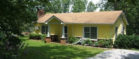 Cozy Mountain Cottage.  Quiet dead-end street. Easy walk to Main Street Saluda.