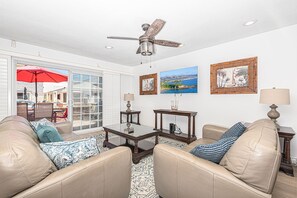 Light and bright motif enhances the open floor plan, while nicely accommodating a maximum of 8 guests.
                