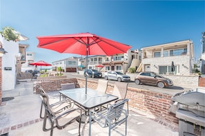 Our coveted 35th Street location provides ocean views from the front patio, four houses back from beachfront; includes outdoor dining, propane bbq grill, market umbrella.
                