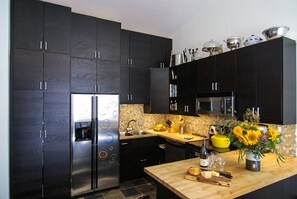 Fully equipped gourmet kitchen / built-in washer and dryer