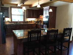 Kitchen and Breakfast Bar