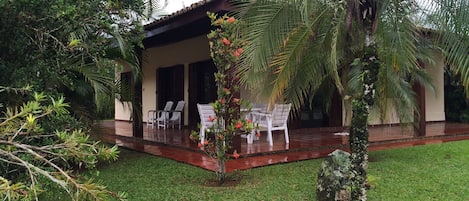 ÓTIMA LOCALIZAÇÃO, CASA DE ESQUINA EM CONDOMÍNIO FECHAD A POUCOS METROS DA PRAIA