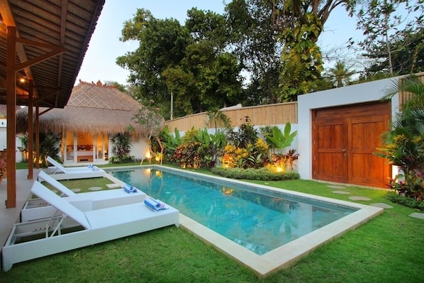 #D16 Oberoi Seminyak 700m beach Villa