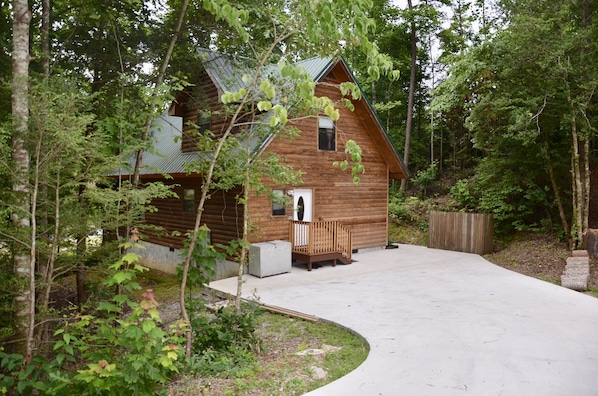 Off Road private parking at back of cabin!