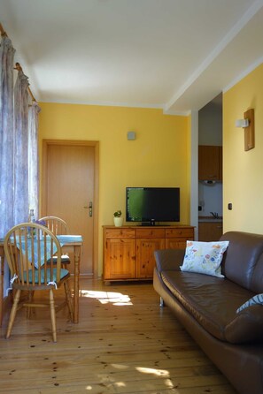 Wohn- und Esszimmer mit TV