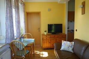 Wohn- und Esszimmer mit TV