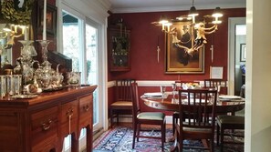 Dining Room - can seat up to 8