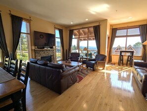 Living area:  65" 4kHDTV+PVR+BluRay, 2 Leather Sofas and 2 Leather Chairs 