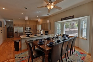 Seating for 10 at dining table.