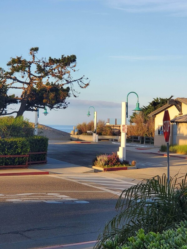 100 STEPS TO THE BEACH WITH FANTASTIC VIEWS OF THE BEACH AND MOUNTAINS