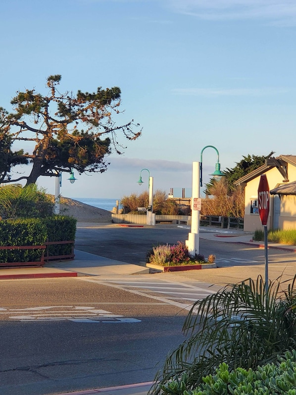 100 STEPS TO THE BEACH WITH FANTASTIC VIEWS OF THE BEACH AND MOUNTAINS