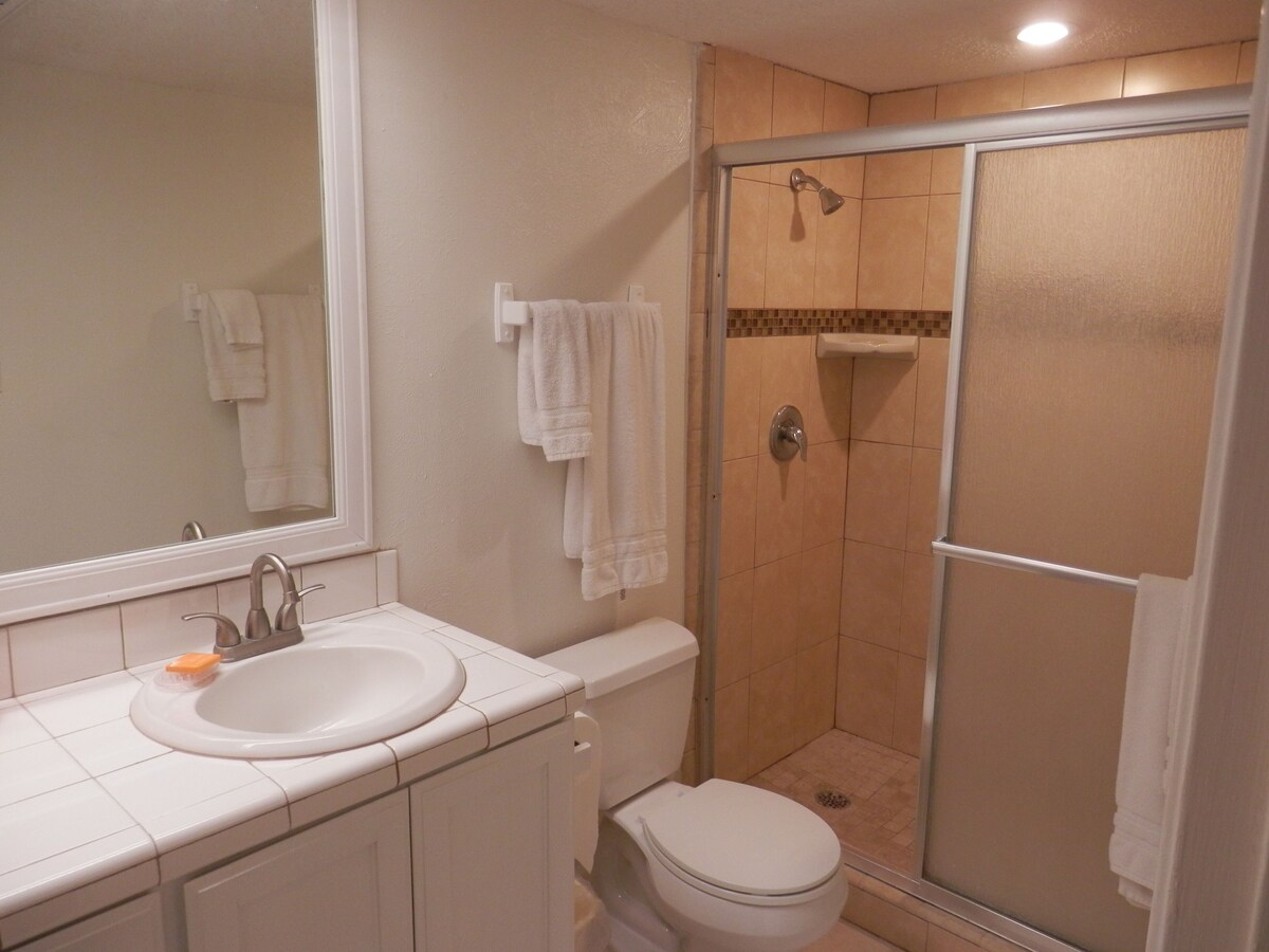 BEST BUY!! -Jackie’s BeachFront Condo- Ground Floor -Steps to Beach -Remodeled