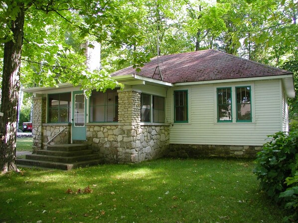 Birchmont three bedroom cottage in the Point Beach neighborhood of Egg Harbor.