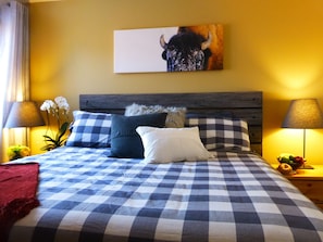 Guest bedroom, 2nd floor, King size bed