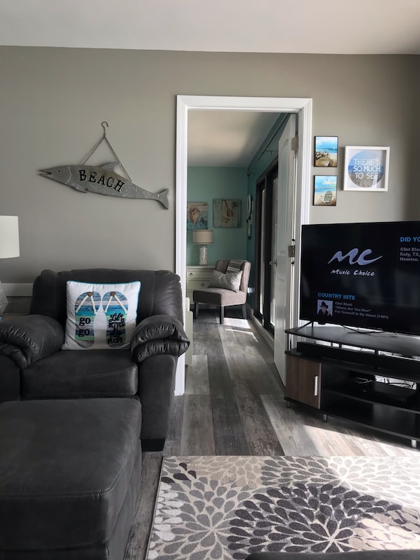 Living room with 55” new Roku TV and Blu-ray player-Welcome to the beach 🏖