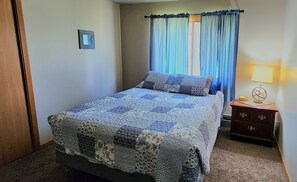 Second Bedroom w/Queen Bed